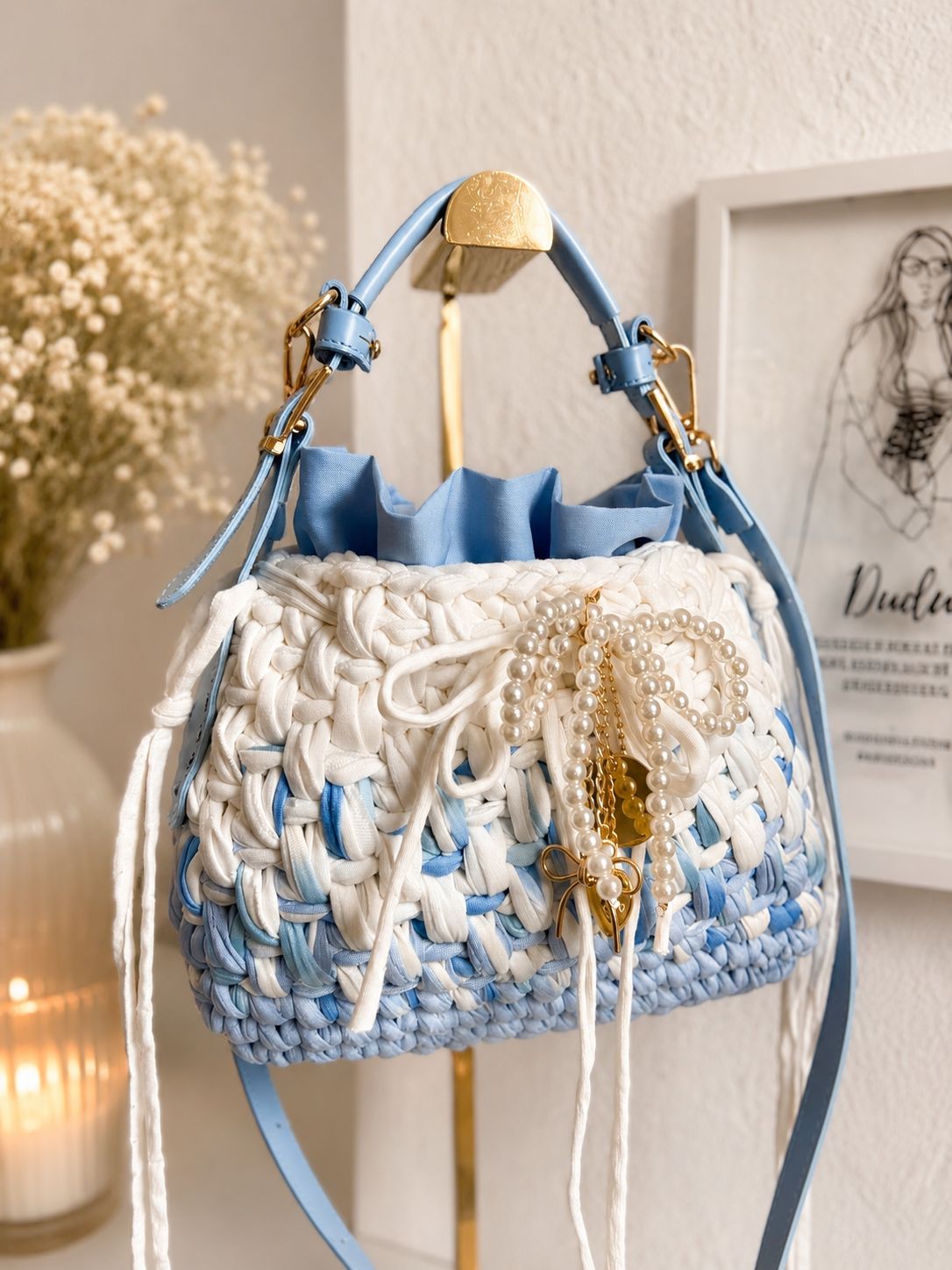 Blau-weiße handgemachte Duduhook Tasche mit Perlen-Schleife und hellblauem Riemen