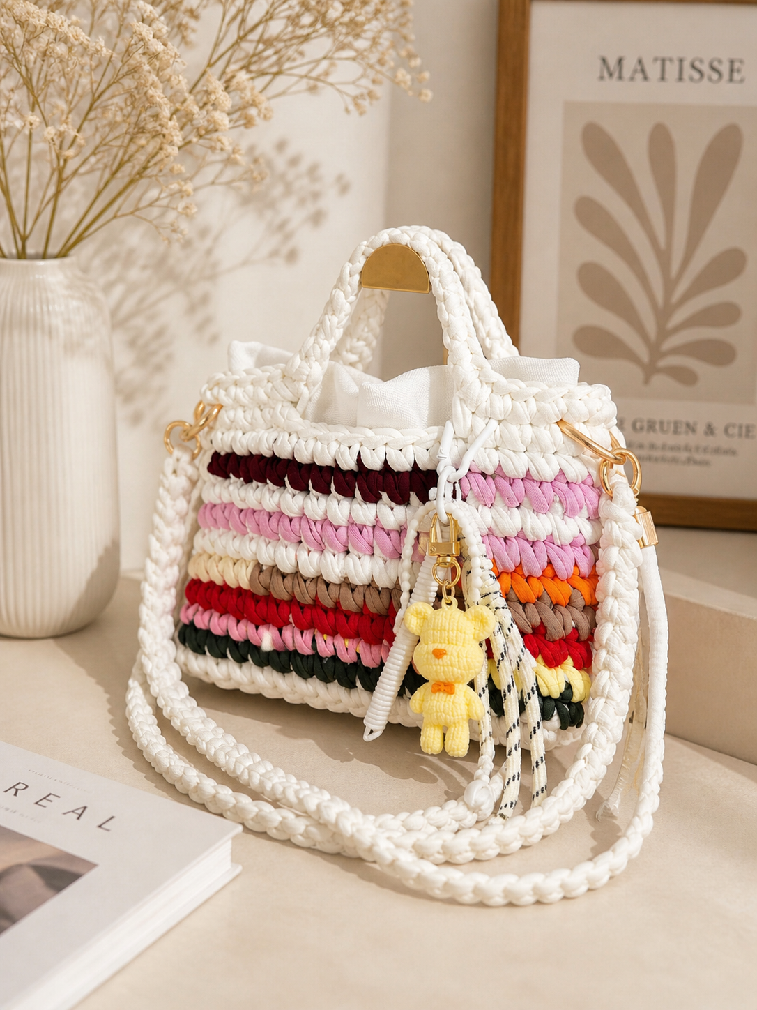 Weiße handgemachte Duduhook Tasche mit bunten Streifen und Teddy-Anhänger