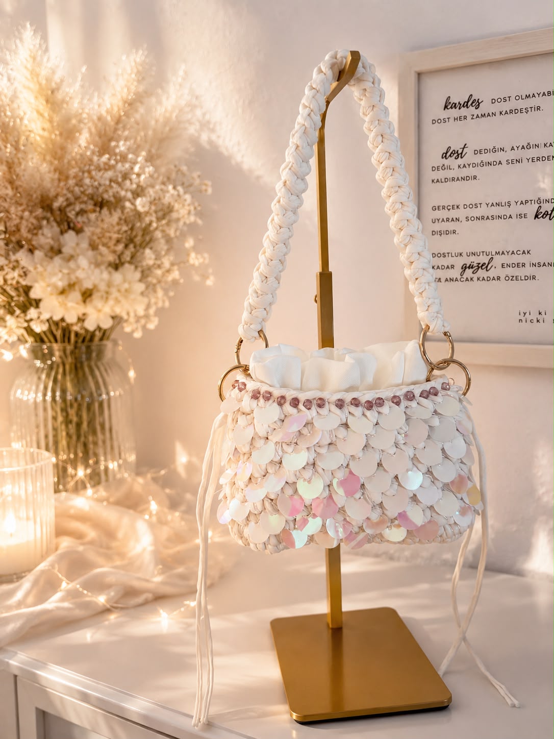 Cremeweiße handgemachte Duduhook Tasche mit schimmernden Pailletten, roséfarbenen Perlen und geflochtenem Schulterriemen