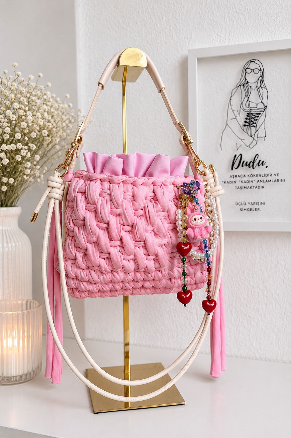 Rosa handgemachte Duduhook Tasche mit weißen Riemen, bunten Perlenketten und roten Herz-Charms