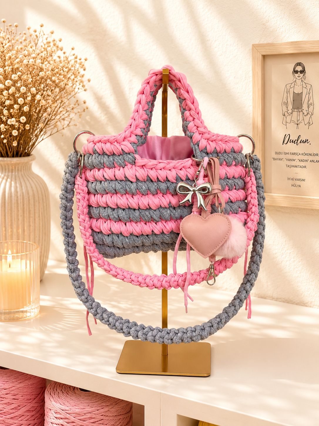 Rosa-graue handgemachte Duduhook Tasche mit Herzanhänger und Schleifen-Charm