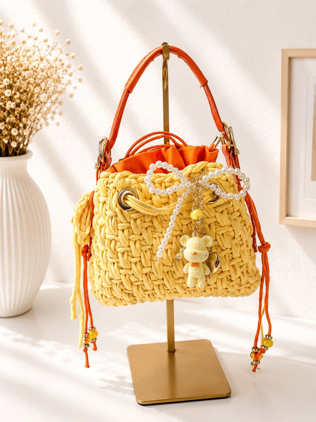 Gelbe handgemachte Duduhook Tasche mit orangefarbenem Henkel, Perlen-Schleife und Teddy-Charm